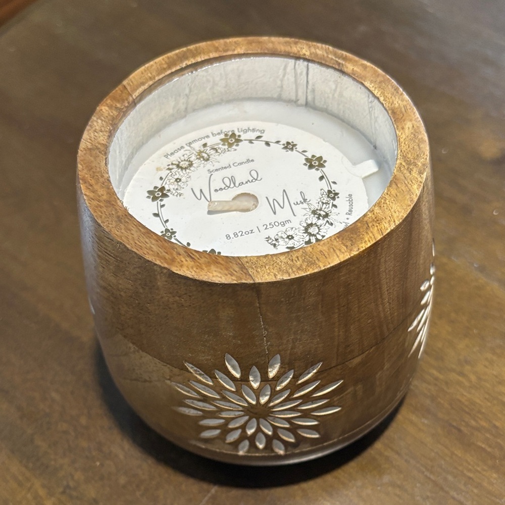 Woodland Musk Scented Candle in Natural Brown and Cream Candle Holder - NEW